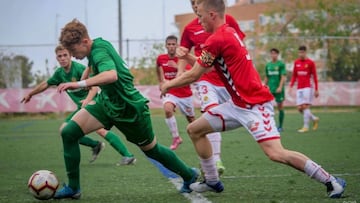 Víctor Muñoz, de verde, jugando para la DAMM, ha fichado por el Madrid.