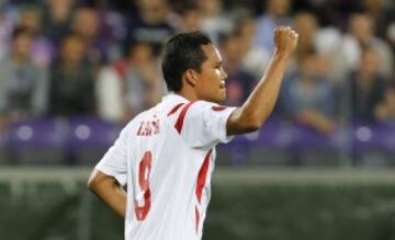 Football - Fiorentina v Sevilla - UEFA Europa League Semi Final Second Leg - Artemio Franchi Stadium, Florence, Italy - 14/5/15
Carlos Bacca celebrates after scoring the first goal for Sevilla
Reuters / Giampiero Sposito