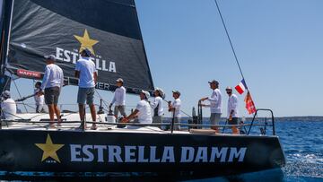 El tripulante 18 en la popa del Estrella Damm