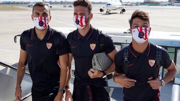 Jordán, Sergi Gómez y Óliver se suben al avión para viajar a Bilbao tras ejercitarse ayer.