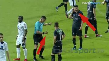 Arbitro le pone el spray a un jugador en la cara