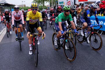 Wout Poels de Holanda del equipo Bahrein con la camiseta de lunares del mejor escalador, Mark Cavendish de Gran Bretaña del equipo Deceuninck Quickstep con la camiseta verde del mejor velocista y Tadej Pogacar de Eslovenia de los Emiratos Árabes Unidos con la camiseta amarilla del líder general espere antes del comienzo de la 17ª etapa