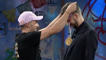 El escalador Alberto Ginés poniéndole una medalla de oro de escalada de los Juegos Olímpicos de Tokio a David Broncano durante la entrevista en La Resistencia, de Movistar+.