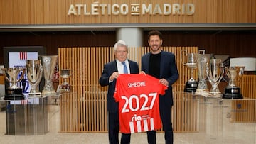 El presidente del Atlético de Madrid, Enrique Cerezo, y Diego Pablo Simeone, tras el anuncio de la renovación del técnico argentino hasta el 30 de junio de 2027.