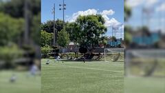 El impresionante golazo viral anotado por una chica en un campo de llano