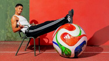 La marca deportiva ha presentado el que será el balón oficial para el Mundial 2026 el cual se disputará en Estados Unidos, México y Canadá. Cada país anfitrión está representado mediante iconografía significativa: una estrella para EE. UU., una hoja de arce para Canadá y un águila para México.