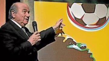 <b>HOMENAJE. </b>Blatter, presidente de la FIFA, insinuó que el jugador del cartel del Mundial 2010 es Eto'o.