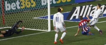 Oblak paró sobre la línea el remate de cabeza de Cristiano Ronaldo.