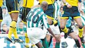 <b>GOLAZO</B>. Assunçao batió al Atlético en Sevilla al ejecutar una falta.