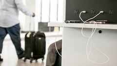 Aeropuertos, hoteles y centros comerciales son los sitios más comunes en donde existen éstas conexiones públicas con USB para cargar tu celular.