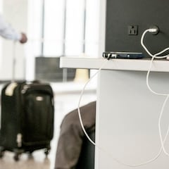 FBI recomienda evitar cargar celulares en conexiones públicas con USB