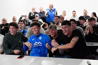 Los jugadores del CD Atlético Baleares tras conocer que se enfrentarán al Atlético de Madrid en los dieciseisavos de final de la Copa del Rey.