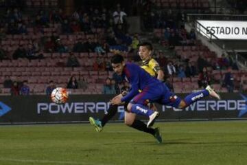 El jugador de Universidad de Chile,  Felipe Mora, marca su gol contra San Luis durante el partido amistoso en el estadio Nacional de Santiago, Chile.