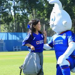 Cruz Azul cumple el sueño de María José al invitarla a La Noria