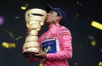 Nairo Quintana celebra la victoria del Giro de 2014. Se convirtió en el primer ciclista colombiano en coronarse en Italia. 