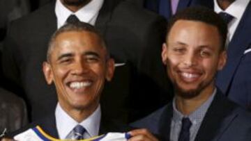 Obama y Curry, durante la recepción en la Casa Blanca a los Warriors campeones.