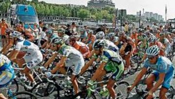 <b>POR PARÍS. </b>El pelotón enfila las avenidas de París con la vista de la Torre Eiffel de fondo durante la última etapa del pasado Tour.