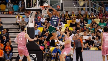 Tyson Pérez, ala-pívot del Unicaja vuela muy por encima del aro.