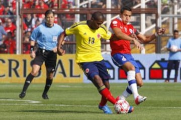 Futbol, Chile vs Colombia. 
Eliminatorias a Brasil 2014. 
El jugador de Chile Alexis Sanchez, derecha, disputa el balon contra Edwin Valencia de Colombia durante el partido jugado por las eliminatorias a Brasil 2014 jugado en el estadio Monumental.
Santiago, Chile. 