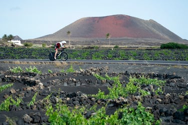 Se ha celebrado la XXXIII edición de una de las pruebas de triatlón más exigente del calendario internacional: el Ironman de Lanzarote, que dio el tradicional bocinazo de salida en Puerto del Carmen. Más de 1.100 atletas de diferentes países se dieron cita en la isla. En la imagen, un triatleta rueda con su bicicleta entre la arena volcánica de la  localidad de Masdache. 
