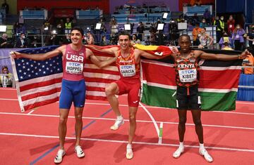 Bryce Hoppel, Mariano García y Noah kiebt, los ganadores de la carrera. 