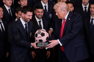 El presidente de Estados Unidos, Donald Trump, recibe un balón de fútbol enjoyado con su firma de manos del capitán del Inter Miami CF, Lionel Messi, el día en que rinde homenaje a los jugadores y directivos del Inter Miami CF, actual campeón de la Major League Soccer (MLS).