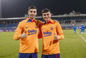 Ferran Torres y Pedri, antes del entrenamiento del Barcelona.