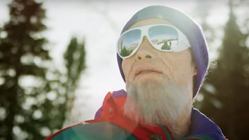 Alex Ferreira, caracterizado como HotDog Hans (un abuelo esquiador) mirando al infinito con &aacute;rboles detr&aacute;s en Aspen (Colorado, Estados Unidos).