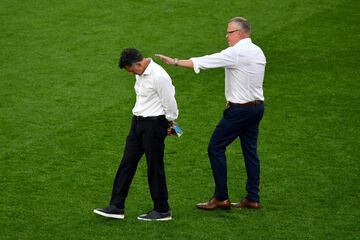 Juan Carlos Osorio, consolado por el entrenador de Suecia, Janne Anderson.