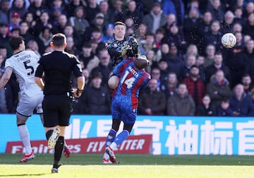 Escalofriante patada del portero Liam Roberts del Millwall de la Championship a Jean-Philippe Mateta jugador del Crystal Palace durante el encuentro de la FA Cup. 