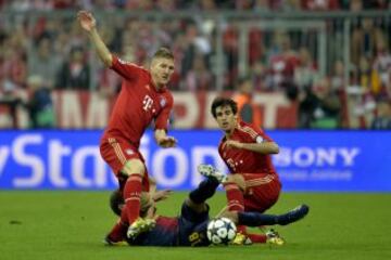 Semifinal ida. Schweinsteiger, Jordi Alba y Javi Martinez.