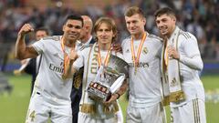 Casemiro, Modric, Kroos y Valverde, con la Supercopa de Espa&ntilde;a que gan&oacute; el Real Madrid.