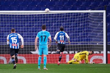 El penalti a lo 'panenka de Raúl de Tomás se estrella en el larguero.