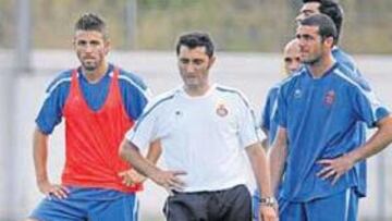 <b>FUEGO CRUZADO. </b>Luis García observa un ejercicio de Ernesto Valverde, en un reciente entrenamiento.