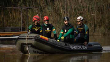 Despliegue de efectivos de la Guardia Civil en búsqueda de desaparecidos en la Albufera de Valencia, a 5 de noviembre de 2024, en Valencia, Comunidad Valenciana (España). Hoy, se cumple una semana desde que la DANA arrasara la Comunitat Valenciana. Hasta el momento, hay 211 víctimas mortales y cuantiosos daños materiales en alrededor de 70 municipios de la provincia de Valencia, desde donde todavía hoy se siguen retirando enseres, vehículos y haciendo achiques de agua. Se ha restablecido ya el 98% del servicio eléctrico y el 93% de la población afectada ya dispone de suministro agua. Feria Valencia ha destinado siete pabellones, su Centro de Eventos y sus cocinas a diversas tareas logísticas y humanitarias para luchar contra los efectos de la DANA que ha afectado a la Comunitat Valenciana.
05 NOVIEMBRE 2024
Edu Botella / Europa Press
05/11/2024