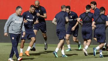 Caparrós, al frente del entrenamiento del Sevilla.