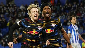 Soccer Football - Europa League - Play Off Second Leg - Real Sociedad v RB Leipzig - Reale Arena, San Sebastian, Spain - February 24, 2022 RB Leipzig's Emil Forsberg celebrates scoring their third goal with Mohamed Simakan REUTERS/Vincent West