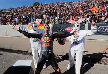 El español Augusto Fernández se ha convertido en el campeón del mundo de Moto2 en el Circuito Ricardo Tormo en el Gran premio de la Comunidad Valenciana.
