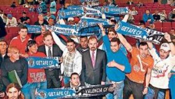 <b>QUERIDO. </b>Los internos se fotografiaron junto al presidente azulón que les hizo entrega de algunas bufandas y equipaciones del Getafe.