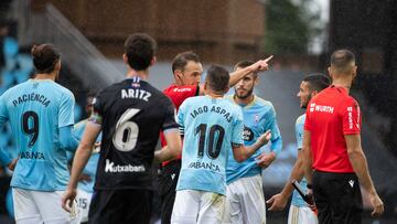 El colegiado balear Cuadra Fernández expulsa a Gonçalo Paciencia a la conclusión del partido entre el Celta y la Real Sociedad.