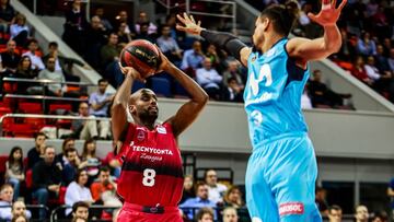 Johnny Berhanemeskel lanza ante Gian Clavell durante el Tecnyconta Zaragoza-Movistar Estudiantes.