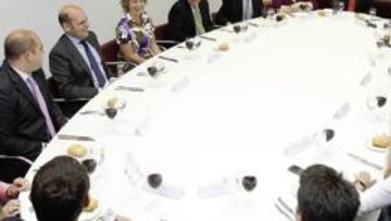 <b>BUENA MESA. </b>Esperanza Aguirre, en el centro. En orden, hacia la derecha: Juan Mora, Luis Nieto, Carmen Colino, Juan Gutiérrez, Tomás Roncero, Mabel Galaz, Ignacio González, Alfredo Relaño, Pedro Ferrándiz, Isabel Gallego, Juanma Trueba, Arturo Martín, Isabel Roldán, Javier Gómez Matallanas e Ignacio Díez.