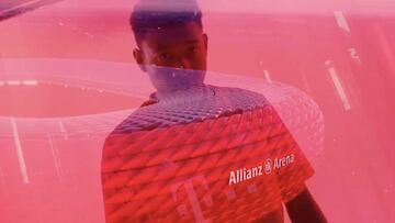 Alaba con el Allianz transllucído