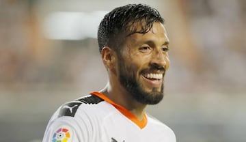 Garay, a la espera de renovar su contrato con el Valencia.