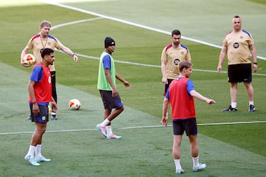 Todo parece indicar que Lamine ha cambiado de look para la final de la Copa del Rey y, en el entrenamiento previo, ha escondido su look para dar la sorpresa en el partido.