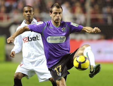 Sevilla-;Málaga de 2008-09. Duda controla un balón ante Konko.