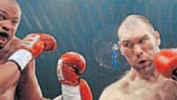<b>POCO BOXEO. </b>McCline y Valuev casi no pudieron cruzar golpes.