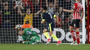 Britain Football Soccer - Southampton v Arsenal - Premier League - St Mary&#039;s Stadium - 10/5/17 Arsenal&#039;s Alexis Sanchez scores their first goal  Reuters / Stefan Wermuth Livepic EDITORIAL USE ONLY. No use with unauthorized audio, video, data, fi