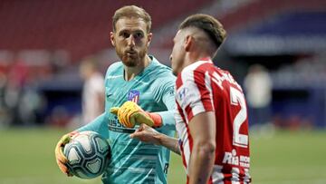 Oblak choca los pu&ntilde;os con Gim&eacute;nez. 