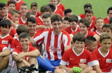 Amorebieta vuelve a jugar en España de la mano del Sporting de Gijón. 
 